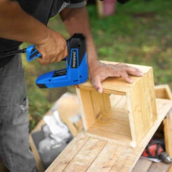 Monzana Cucitrice Elettrica Con Impugnatura Gommata Morbida Sparachiodi 2in1 Graffettatrice DIY Falegname Pistola Ergonomica 7 Monzana Cucitrice Elettrica Con Impugnatura Gommata Morbida Sparachiodi 2in1 Graffettatrice DIY Falegname Pistola Ergonomica -Makitae Outlet 25981318 3