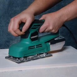 VONROC Levigatrice Orbitale 240W - 90x187cm. Include Contenitore Raccolta Polvere E 12 Fogli Abrasivi (3x G60, 3x G80, 3x G120, 3x G240) -Makitae Outlet 26104179 3