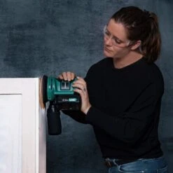 VONROC Levigatrice Orbitale VPOWER 20V - Ø125mm. Batteria E Caricabatterie Non Inclusi. Include Sacchetto Raccolta Polvere E 12 Pezzi Di Carta Abrasiva. -Makitae Outlet 27329499 3