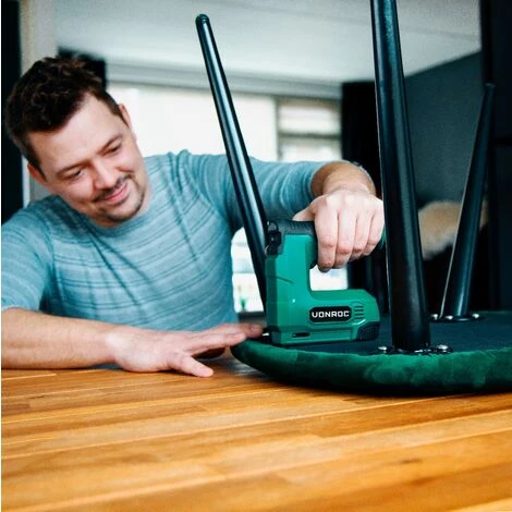 VONROC Graffatrice Chiodatrice A Batteria 4V. Include 900 Graffe E 300 Chiodi 3 VONROC Graffatrice Chiodatrice A Batteria 4V. Include 900 Graffe E 300 Chiodi - immagine 3