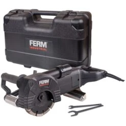 FERM WCM1001P Scanaltrice – 2400W – 150mm Lama 3-in1 Da 150 Mm – Chiave E Adattatore Per Aspirapolvere Inclusi.